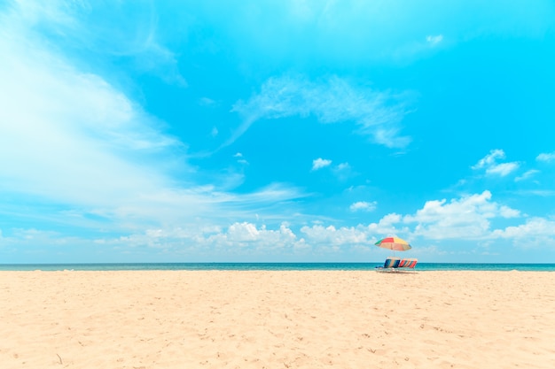 Playa de arena blanca con sombrilla