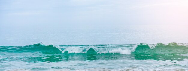 Playa de arena blanca y suave ola azul