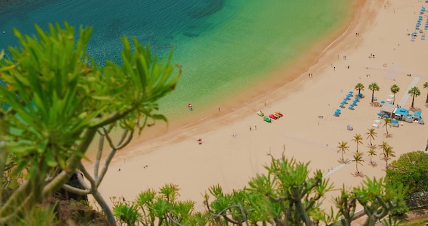 La playa de arena blanca de Teresitas fue transportada desde el desierto del Sáhara para crear este lugar turístico artificial.