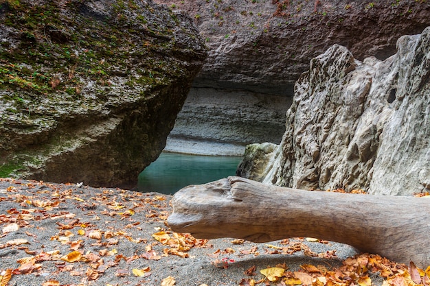 Playa de arena en el cañón de un río de montaña