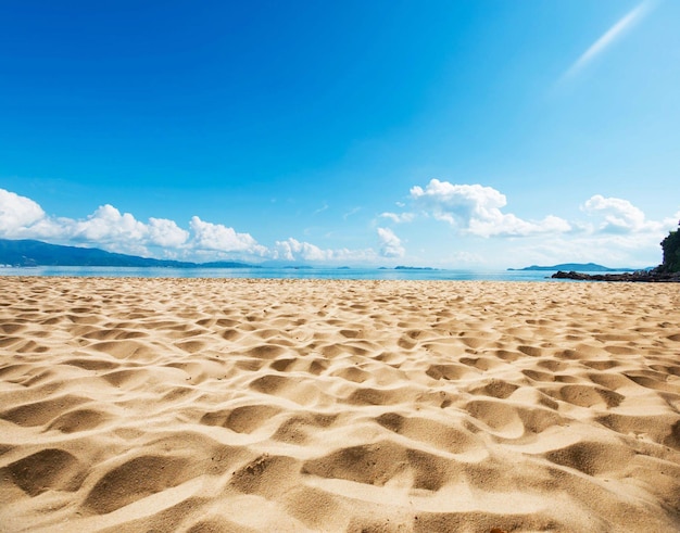 Una playa con arena y el cielo de fondo