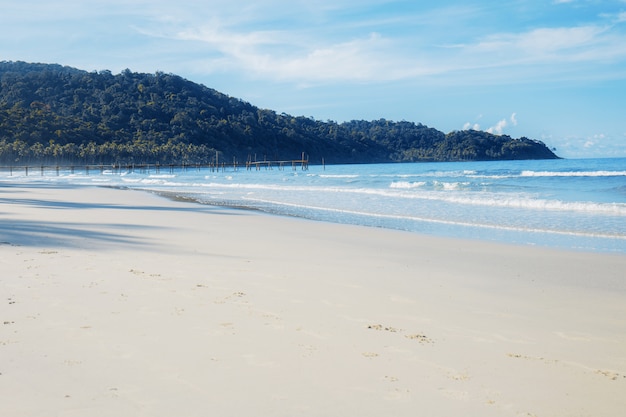 Playa de arena con cielo.