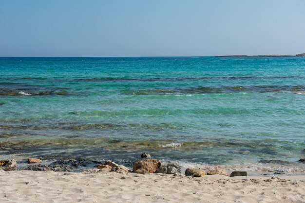 Playa de arena en la costa de Chipre