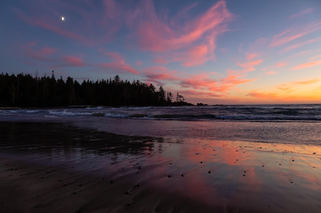 Playa de arena en la costa del Océano Pacífico durante un vibrante atardecer de verano