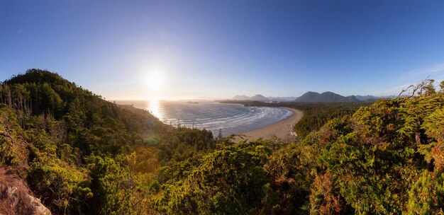 Playa de arena en la costa oeste del océano pacífico fondo de paisaje de naturaleza canadiense