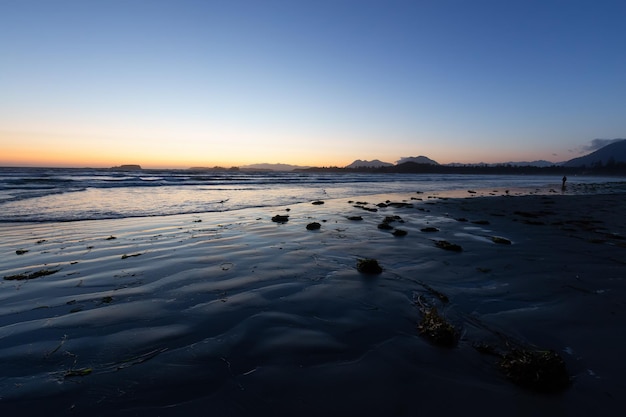 Playa de arena en la costa oeste del océano Pacífico