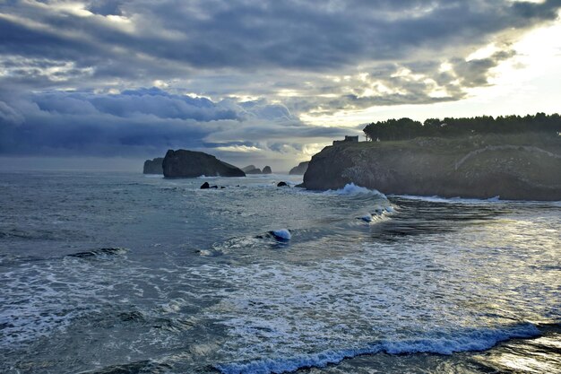 Playa de arena en la costa rocosa del océano Camino de Santiago Ruta del Norte España