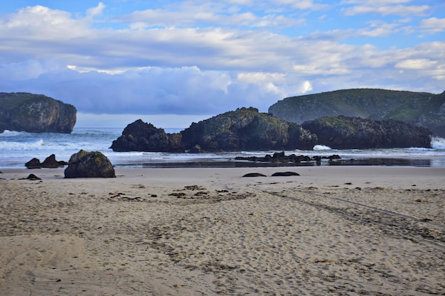 Playa de arena en la costa rocosa del océano Camino de Santiago Ruta del Norte España