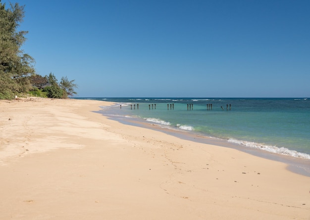 Playa de arena desierta conocida como Pounders en el parque de playa La'ei en la costa este de Oahu en Hawai