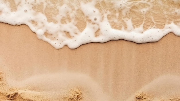 Una playa con arena y espuma de mar