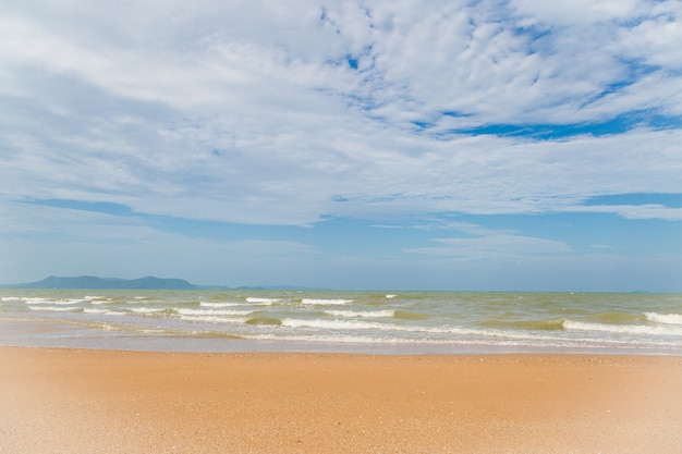 playa de arena y fondo de cielo azul