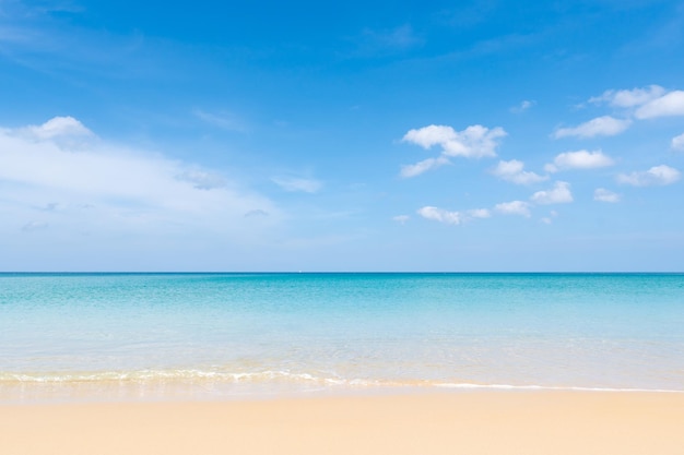 Playa de arena y fondo de cielo azul