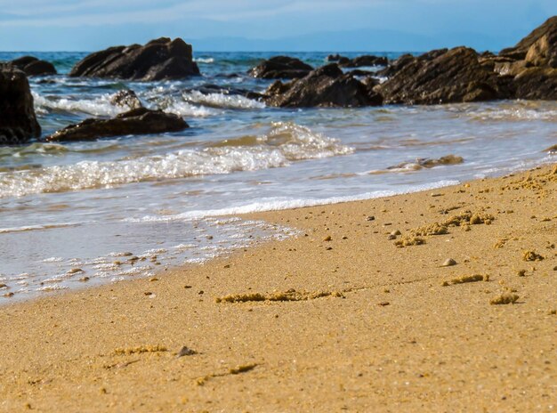 Playa de arena en la isla de Skiathos en Grecia