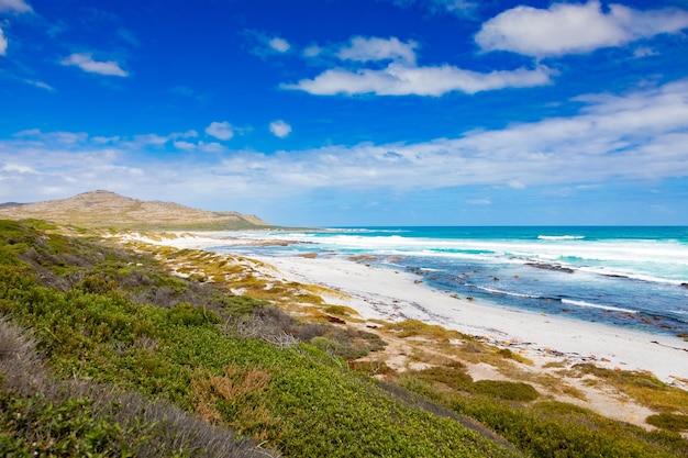 Playa de arena en el lado occidental de la península de Ciudad del Cabo en un día nublado