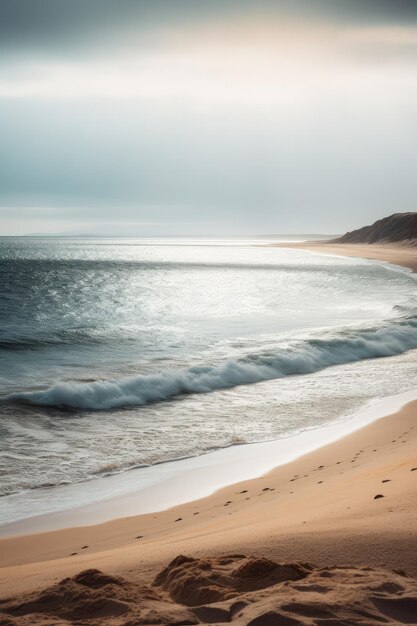 Playa de arena limpia en la playa nublada