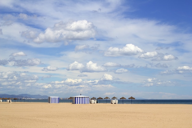 Playa de arena de malvarrosa en valencia cielo azul de españa