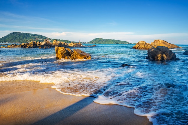 Foto playa con arena y mar azul y cielo azul