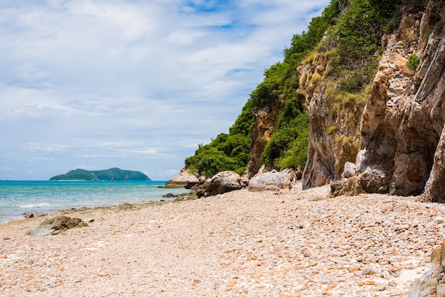 playa de arena con mar azul en KohKham.