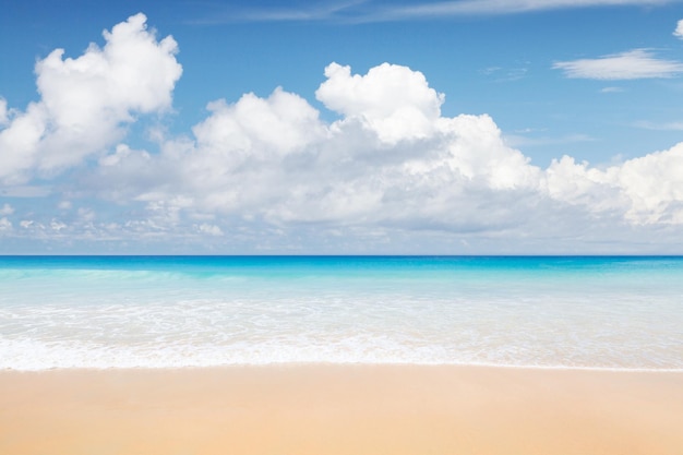 Playa de arena de mar y paisaje de cielo soleado