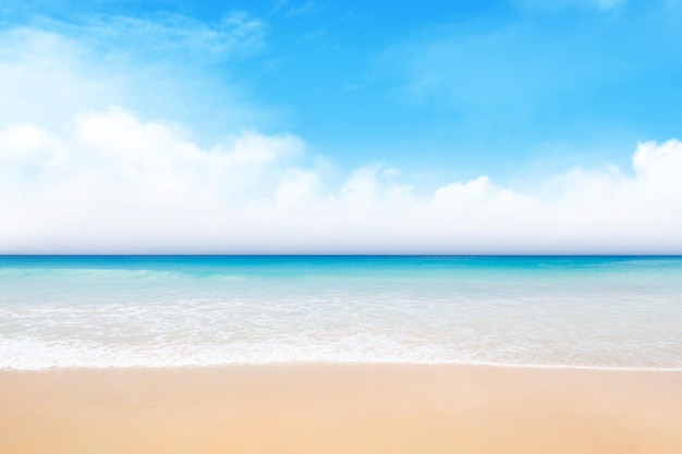 La playa de arena del mar y el paisaje del cielo soleado