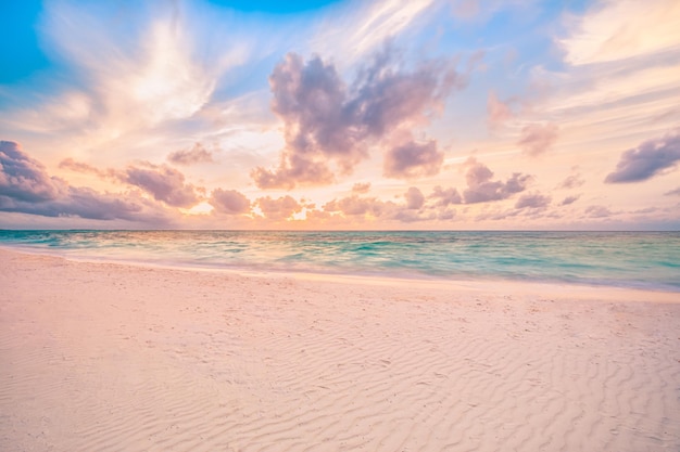 Playa de arena de mar de primer plano. Paisaje panorámico al atardecer. Inspirar el horizonte de olas del paisaje marino de la playa tropical