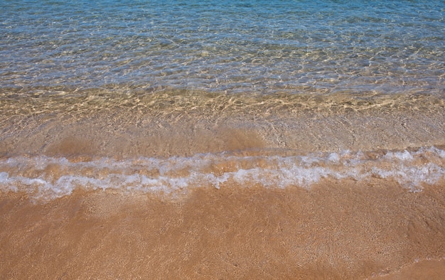 Playa de arena y mar tropical colorido océano paisaje de playa de agua turquesa clara y arena dorada m ...