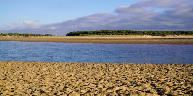 Playa de arena natural del océano salvaje en Talmont vendee en Francia