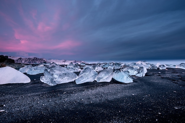 Playa de arena negra de diamante al atardecer en Islandia