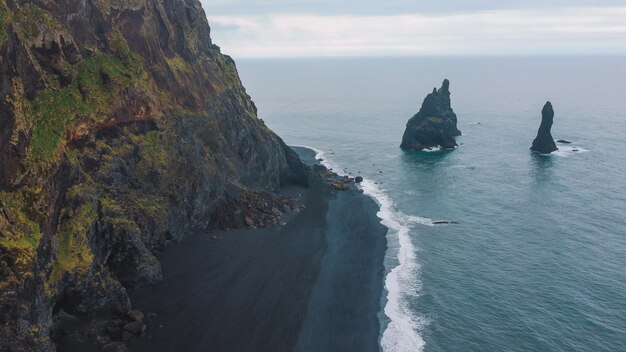 Playa de arena negra en Islandia