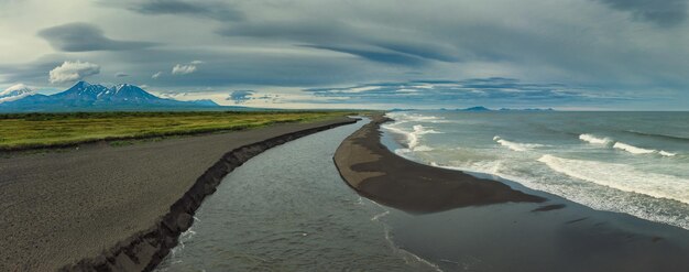 Playa de arena negra y volcán