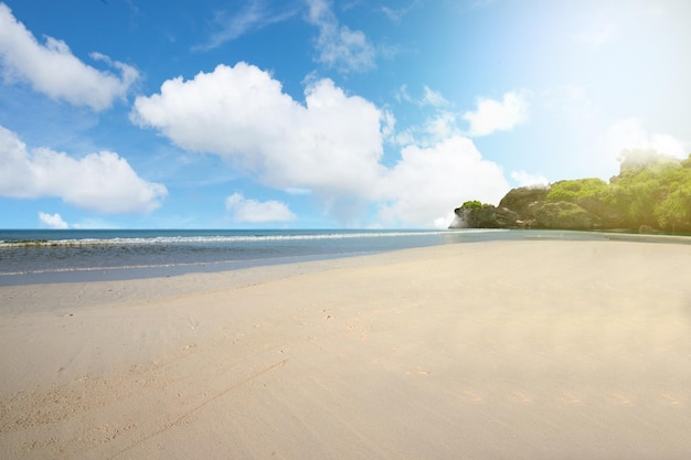 Playa de arena con el océano azul