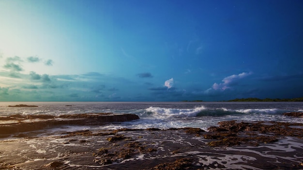 Playa de arena con el océano azul