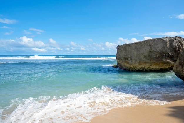 Playa de arena con el océano azul