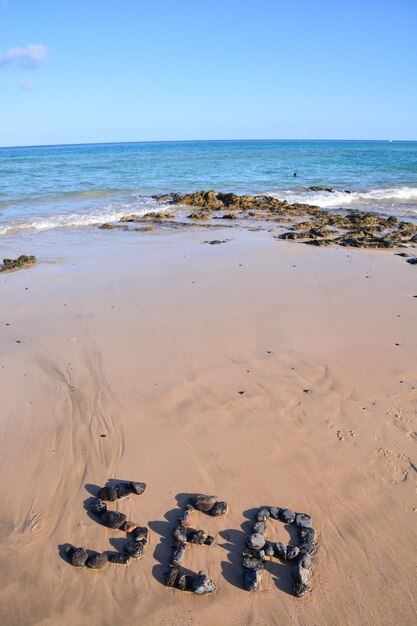 La playa de arena del océano