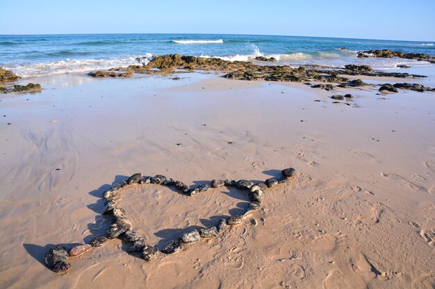 Foto la playa de arena del océano