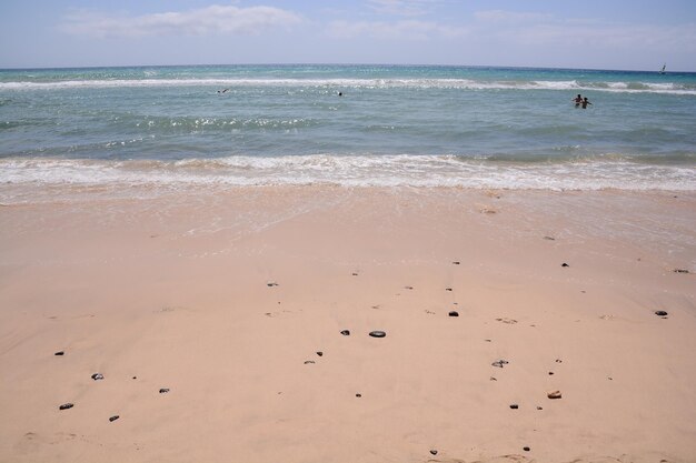 Foto la playa de arena del océano