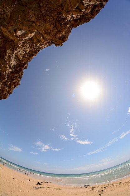 Foto la playa de arena del océano