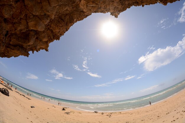 Foto la playa de arena del océano