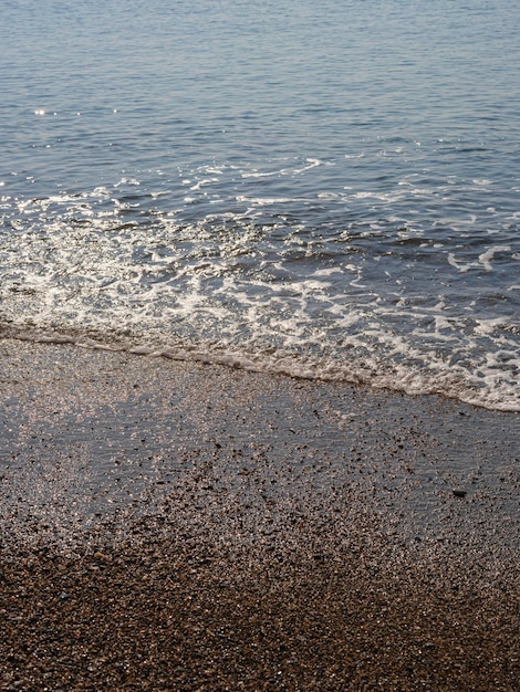 Playa de arena y olas del mar