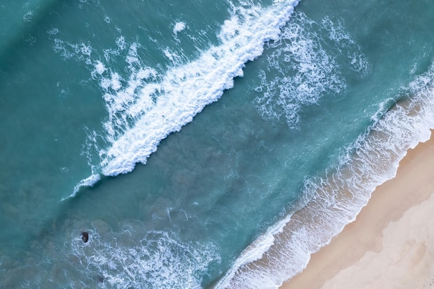 Playa Arena Orilla del mar y olas blanco espumoso día soleado de verano