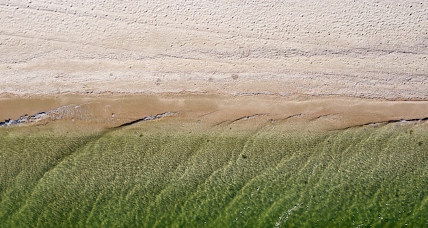 playa de arena a la orilla del mar, vista desde arriba