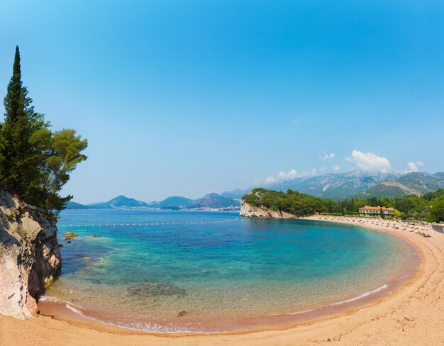 Foto la playa de arena rosa de milocher