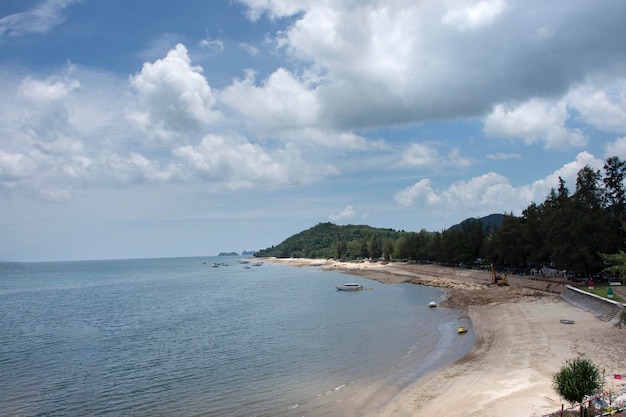 Playa de arena de Sairee de la bahía de Chumphon en el golfo de Tailandia y mar océano para los tailandeses viajeros extranjeros que viajan visitan y juegan en el agua de la ciudad de Chumphon en la provincia sureña de Chumphon de Tailandia