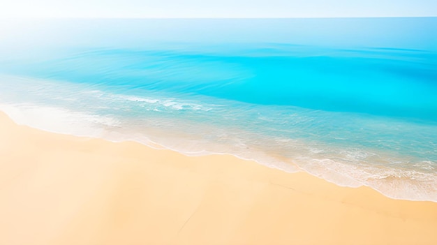 Playa de arena soleada desde arriba con olas de agua transparente azul claro Concepto de fondo de vacaciones