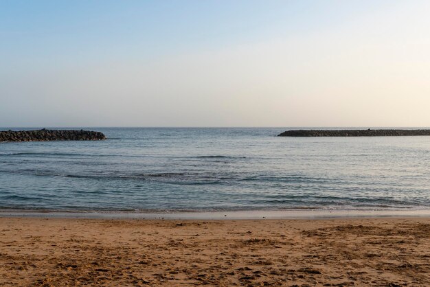 Foto playa de arena en tenerife al atardecer en un día de verano