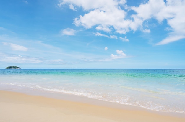 Playa de arena tropical con imagen de fondo azul del océano y del cielo azul para el fondo de la naturaleza o el fondo del verano