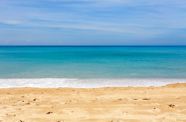 Playa de arena tropical con imagen de fondo azul del océano y del cielo azul para el fondo de la naturaleza o el fondo del verano