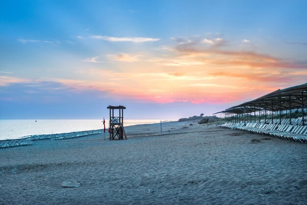 Playa de arena en Turquía, el mar Mediterráneo y la puesta de sol