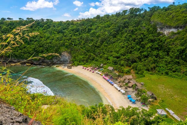 Playa de arena vacía en la isla tropical