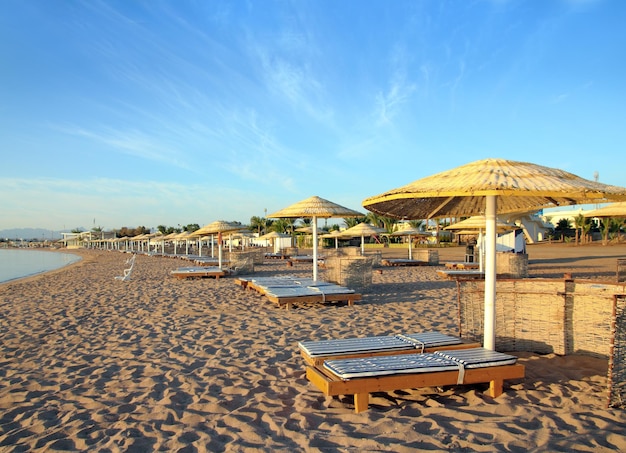 playa de arena vacía